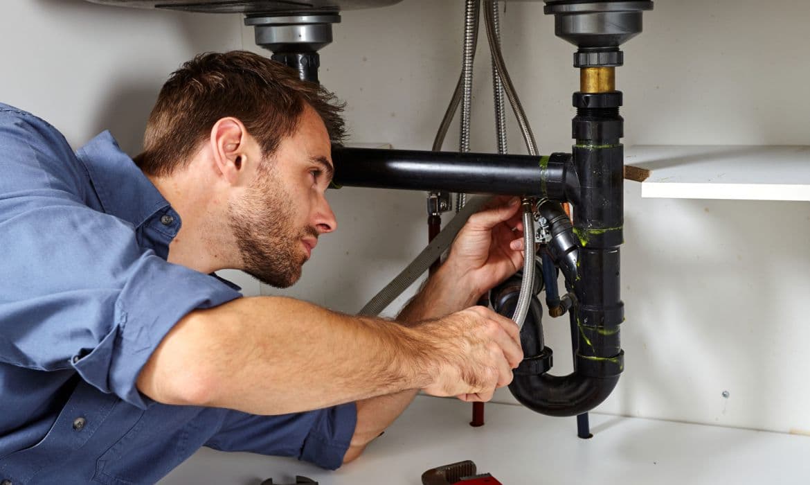 Gas- und Wasserinstallateur bei der Arbeit