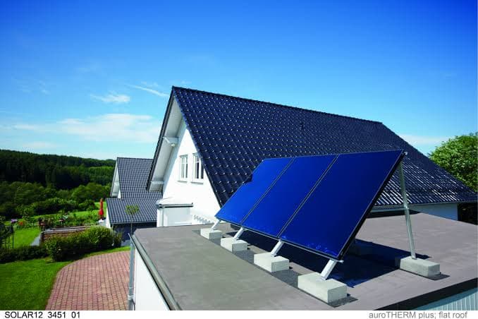 Solarthermieanlage an einer Garage