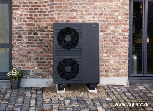 Vaillant aroTHERM plus Wärmepumpe an einer Hauswand